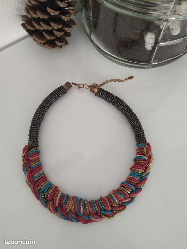 Collier multicolore en perles (image 1)