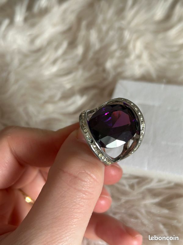 Jolie bague vintage argenté et strass violet (image 8)