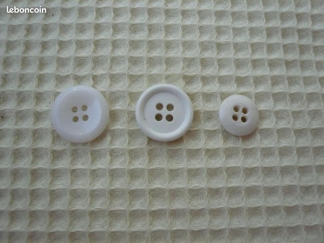 Lot De 6 Boutons Petit Trianon Blanc Et Or – 22 Mm – Plat 4 Trous – Fabrication Française Années 1950