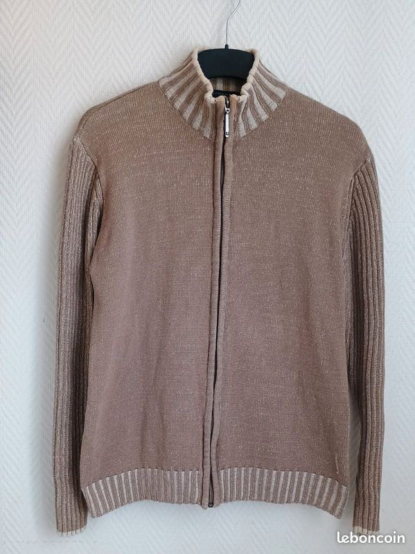 Cardigan gilet pull pour homme taille XL marque Chevignon
Longueur 68 cm
Aisselle à Aisselle 55 cm
Manches 64 cm
Épaules 42 cm (image 1)