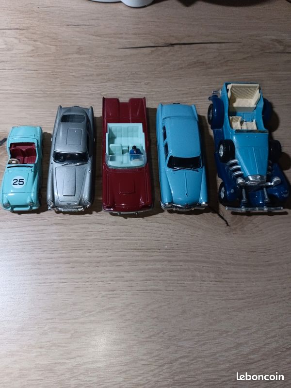 Un lot de 12 voitures miniatures de marque Tonka et Dinky
