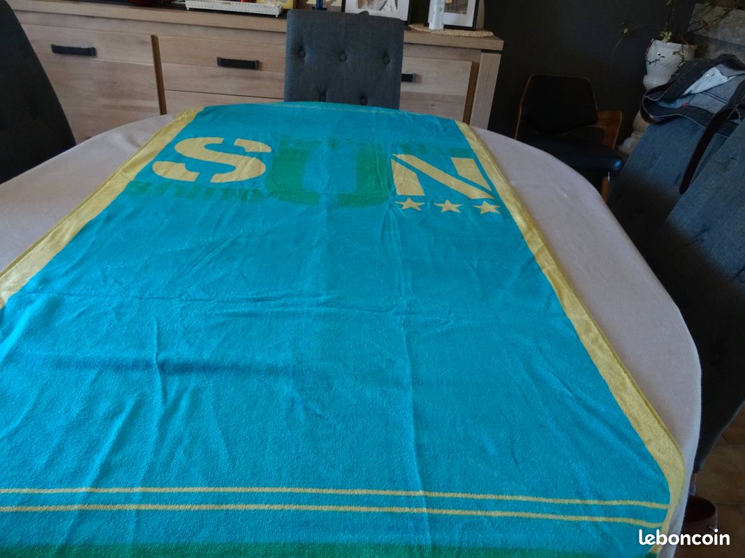 Serviette de bain verte et jaune (image 1)