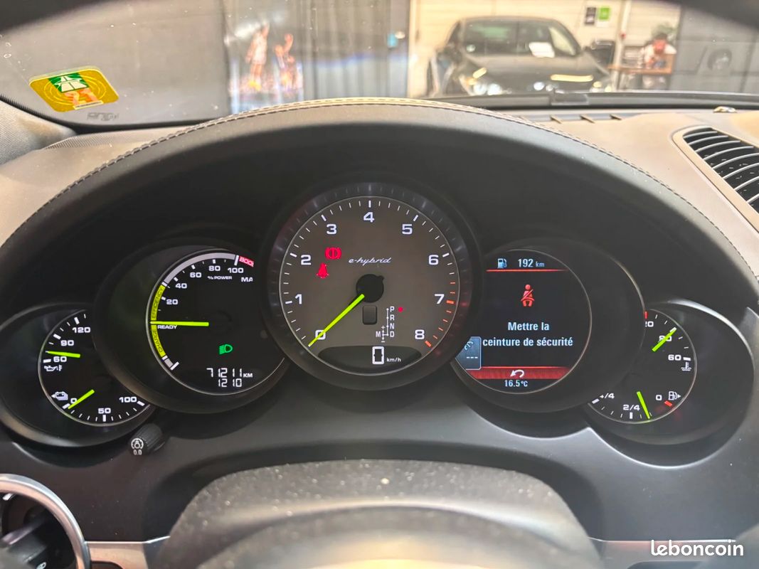 PORSCHE CAYENNE 3.0 V6 416 ch S Platinium Edition E-Hybrid Tiptronic / 1ere Main / PDLS+ / Toit Ouvrant / Camera (image 31)
