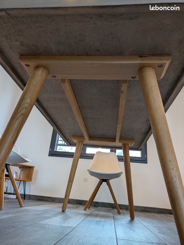 Table de salle à manger en béton lissé avec piètement bois massif (image 4)