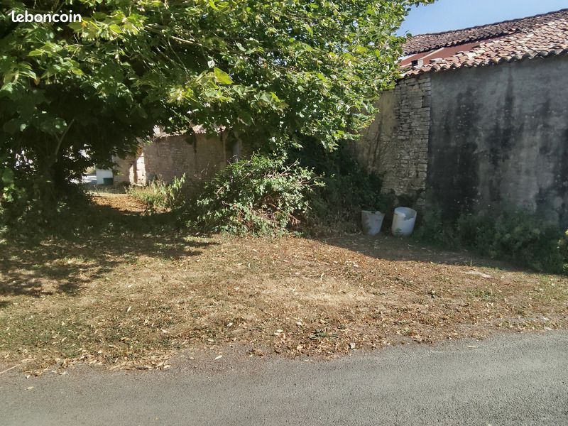 Maison 1 pièce 147 m² · à Saint-Hilaire-de-Villefranche · 147 m² · 44 000 €