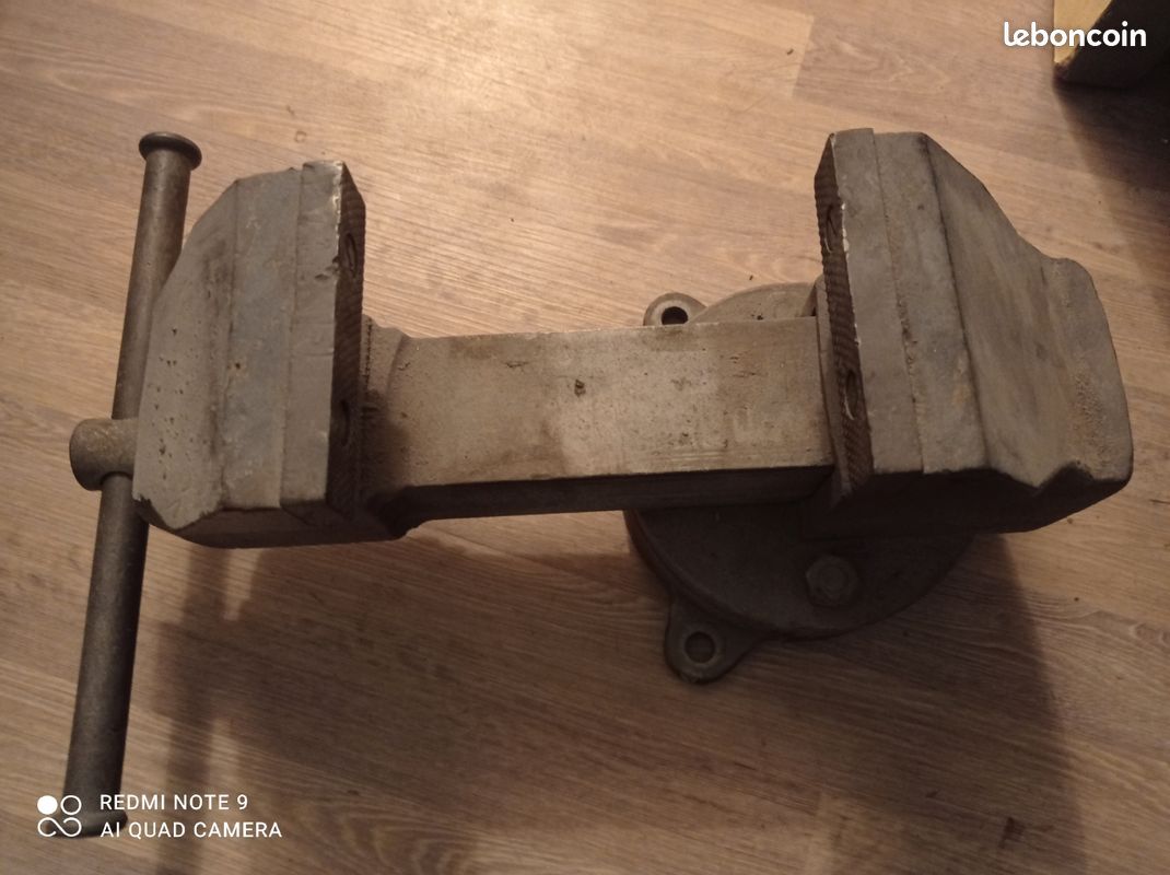 Étau Ancien Avec Mors De 90 Mm – Article D'occasion Avec Caractère Pour Atelier Ou Collection