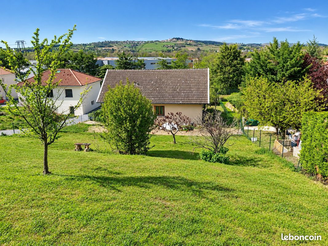 Terrain 946 m² · à Civrieux-d'Azergues · 946 m² · 230 000 €