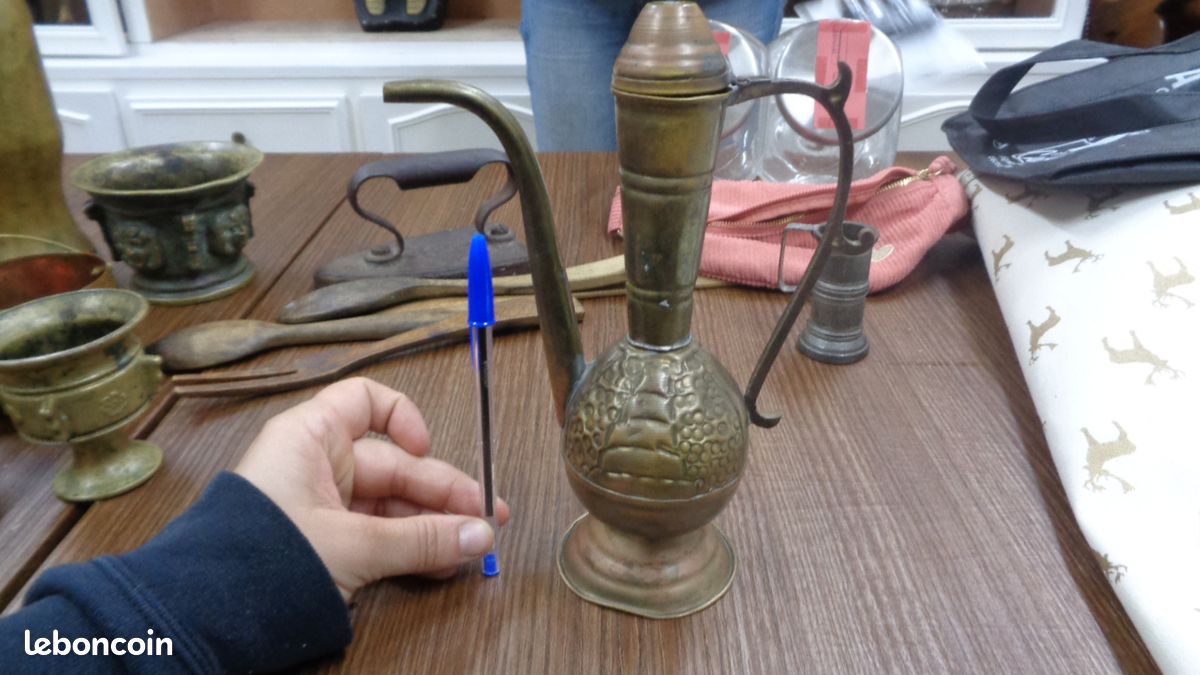 Ancienne petite cafetière / verseuse Orientale en laiton ciselé - Motif Voilier (image 4)