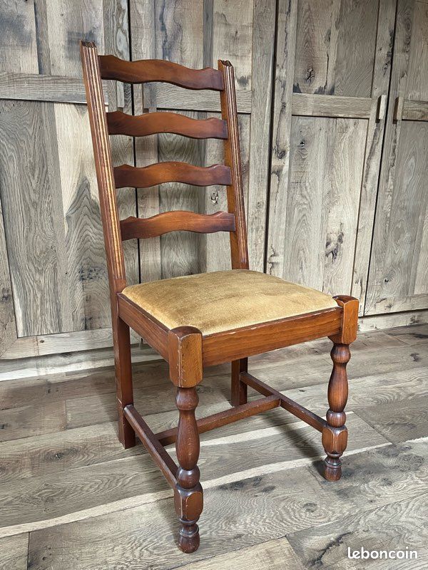Chaise en bois assise en velours (image 1)