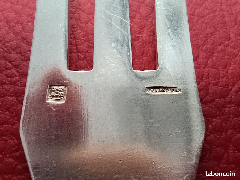 Couvert à découper deux pièces, le manche d'argent fourré repoussé d'un