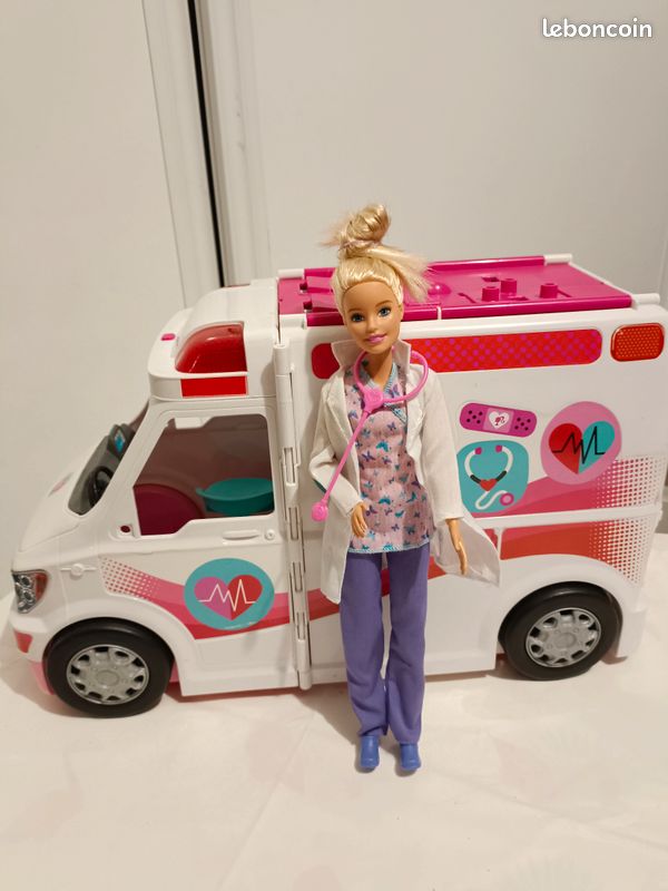 Barbie médecin et son camion (image 1)