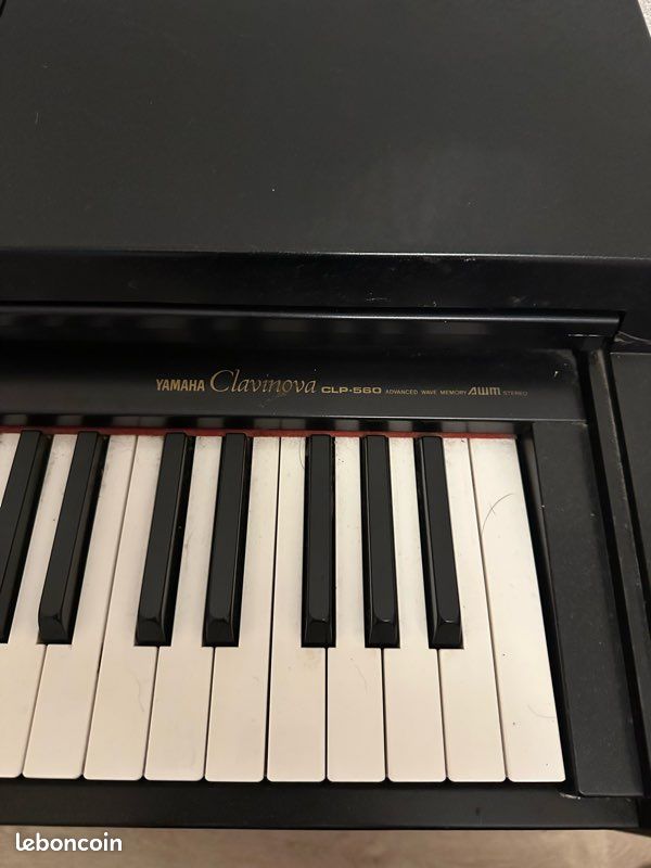 Piano numérique Yamaha Clavinova CLP-560 - Instruments de musique