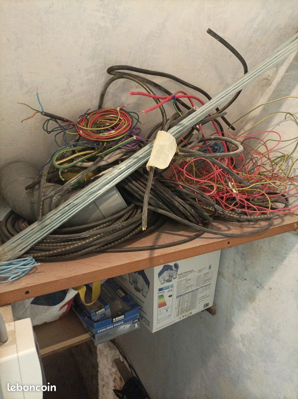 Lot fin de chantier (placoplâtre, rails, interrupteur, prise, câble électrique etc...) (image 2)