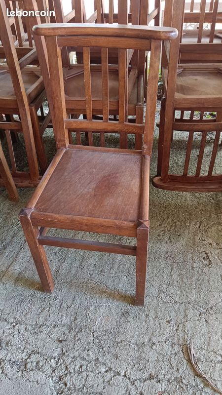 Nombreuses chaises anciennes en bois (image 1)
