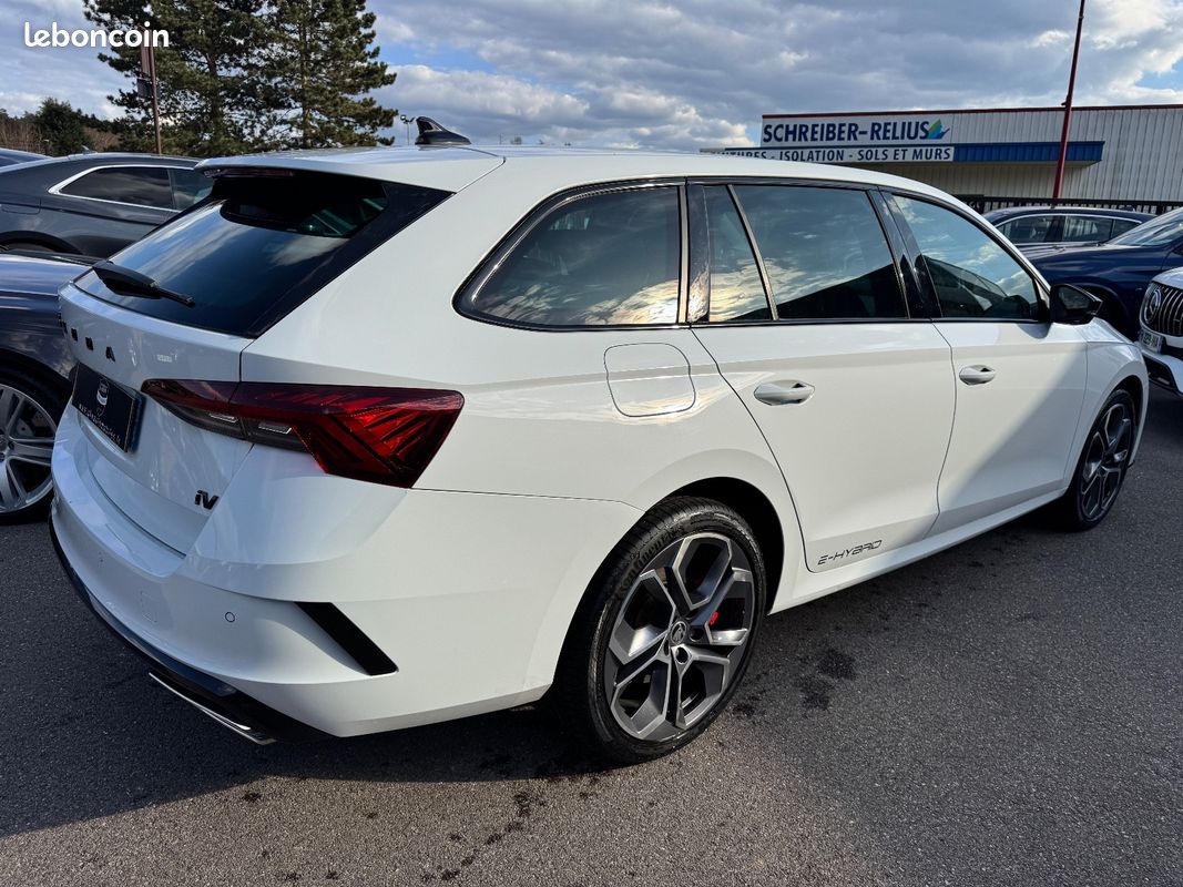 Skoda OCTAVIA COMBI RS 1,4L TSI PHEV IV 245CV BVA 1ère MAIN (image 4)