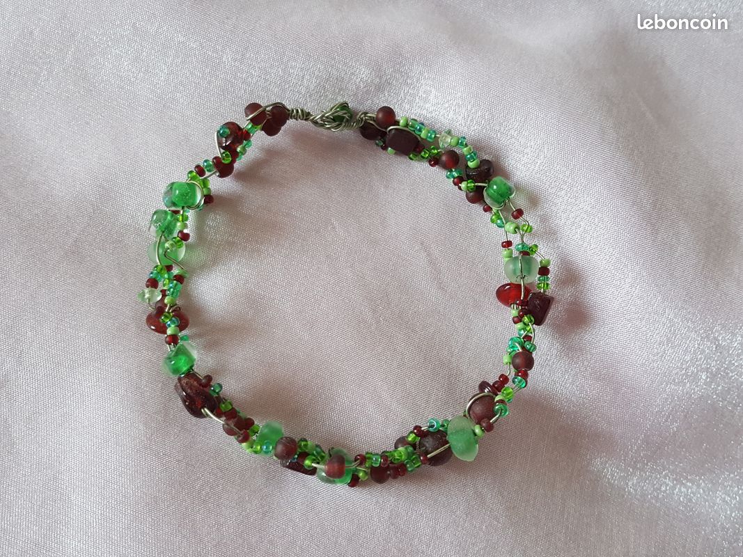 Bracelet perles de rocailles vert et rouge bordeaux (image 1)
