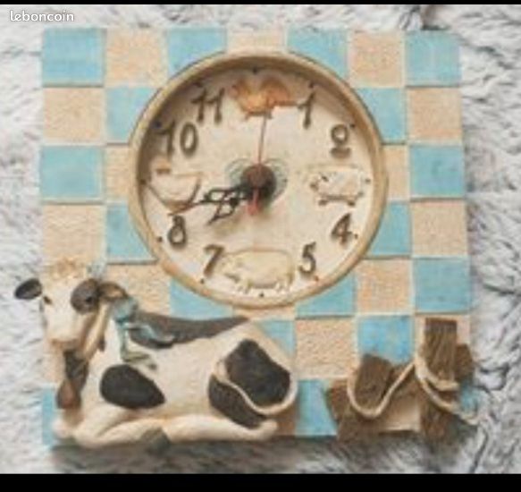 Pendule murale vintage avec un cadran en relief et un motif carrelé.
- Style : Vintage (image 1)