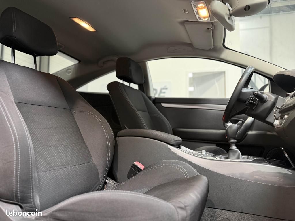 RENAULT LAGUNA Coupé dCi FAP 150 CH Black Edition Voitures