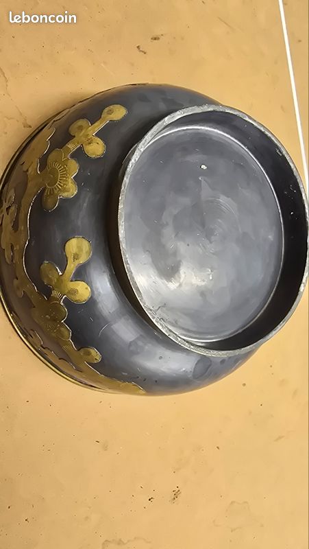 Bol vintage en étain lourd à motif de fleurs de prunier de (image 3)