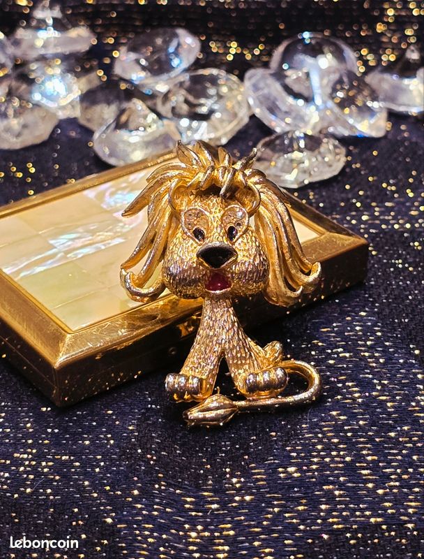 Broche Lion Vintage Dorée Numérotée A1391 – Style Sphinx / Jomaz Années 1980 (image 1)