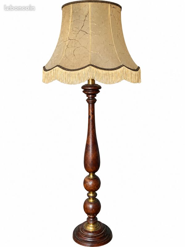 Lampadaire ancien en bois sculpté – Abat-jour à franges (image 1)