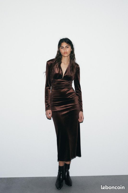 Robe drapée détail broche noir femme | La Halle