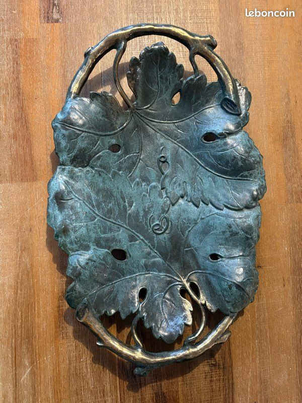 37 x 24 ancien plateau vide poches 1900 bronze décor vignes tbe (image 1)