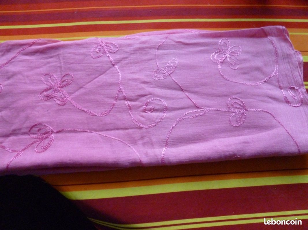 Grande étole écharpe rose avec broderies tbe (image 1)