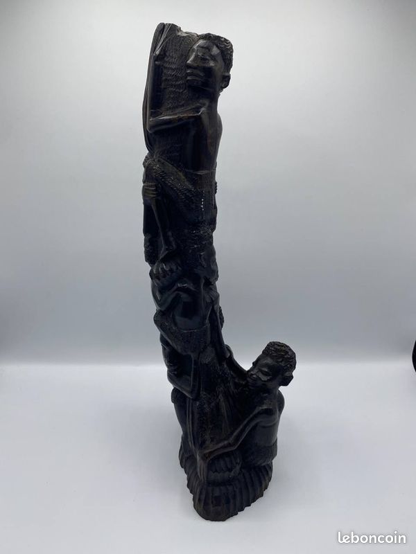 Sculpture africaine en bois sculpté – Composition de personnages enlacés – 41 cm (image 1)