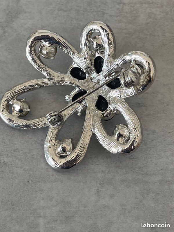 Broche Ancienne En Strass - Belle Pièce D'occasion