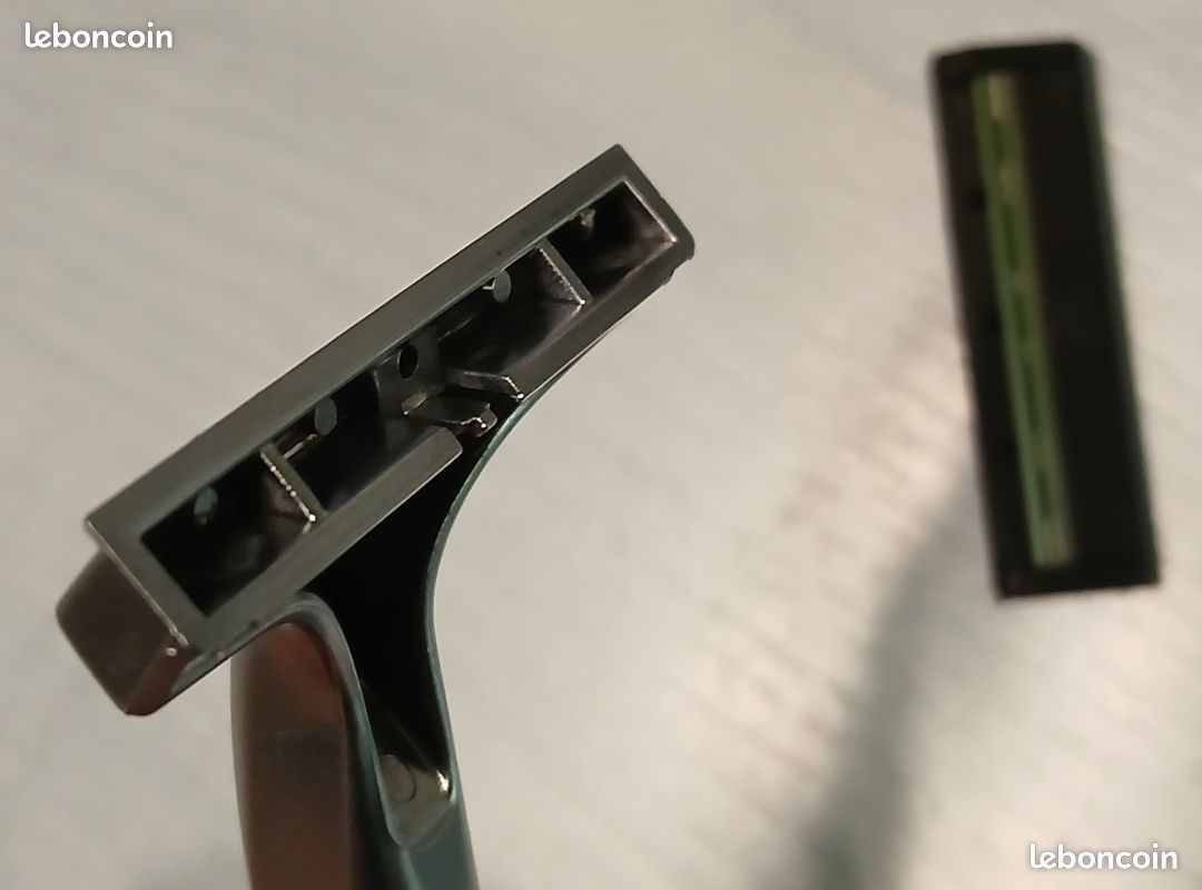 NEUF : Ensemble Rasoir et Brosse à Dent - Pochette pour Voyage (image 5)