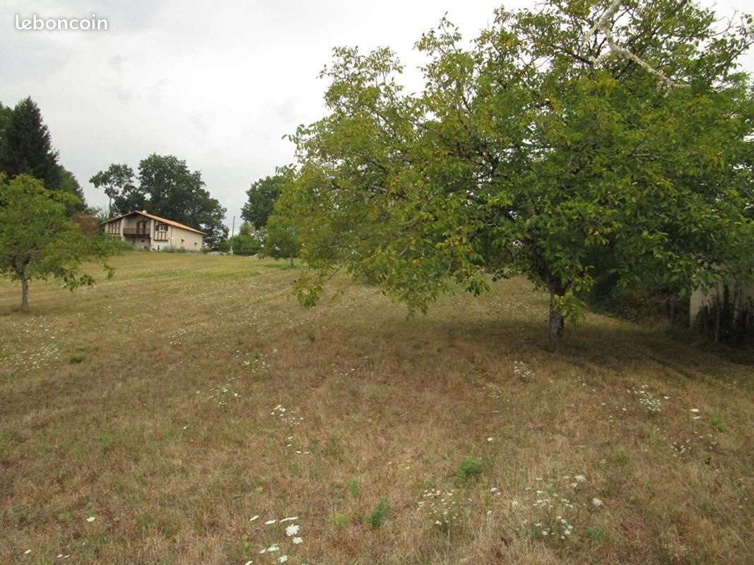 Terrain 2 482 m² Douzillac · 28 500 €