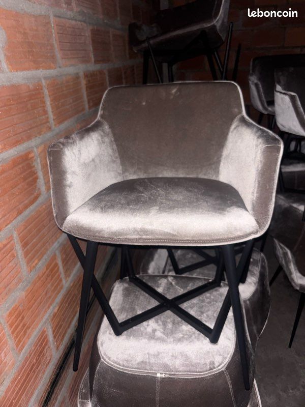 Chaise fauteuil en velours marron avec accoudoirs (image 3)