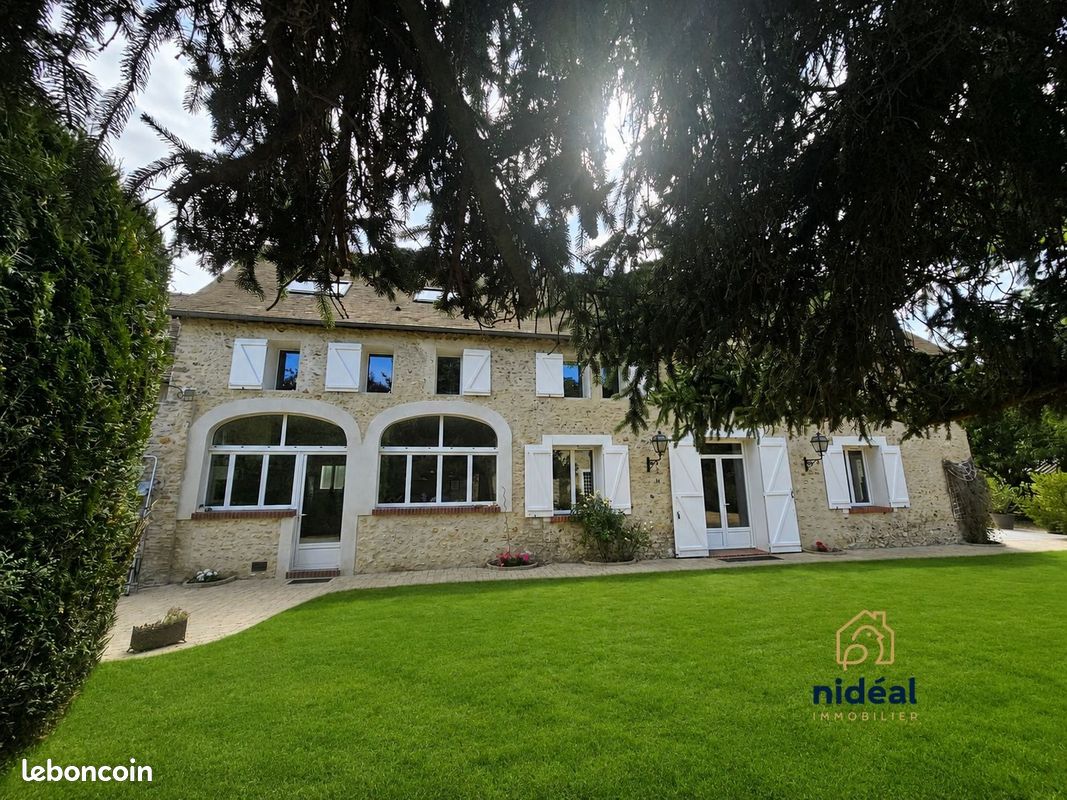 Maison 14 pièces 323 m² · à Ménilles · 323 m² · 699 000 €