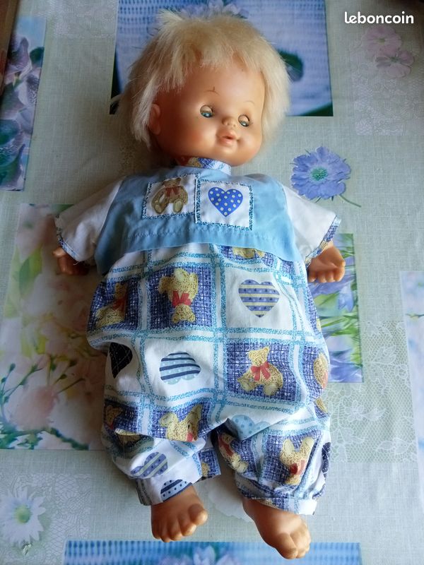 5 poupées/poupons + 2 couffins + accessoires (12 pièces) pour enfant en lot ou à l'unité d'occasion (image 1)