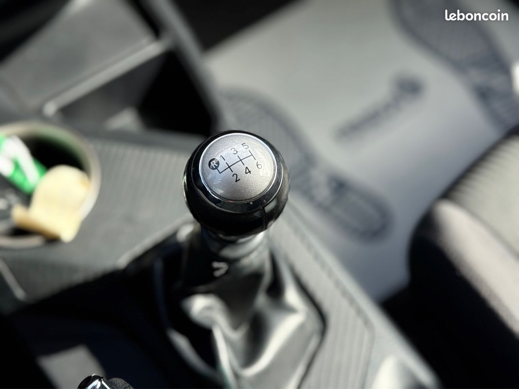 Toyota RAV4 2.0 D-4D 124ch Lounge – GPS – Caméra de recul – Chaîne – Révisé & Garantie 6 mois (image 19)