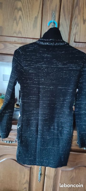 Vend pull long noir et blanc avec des fibre argent (image 3)