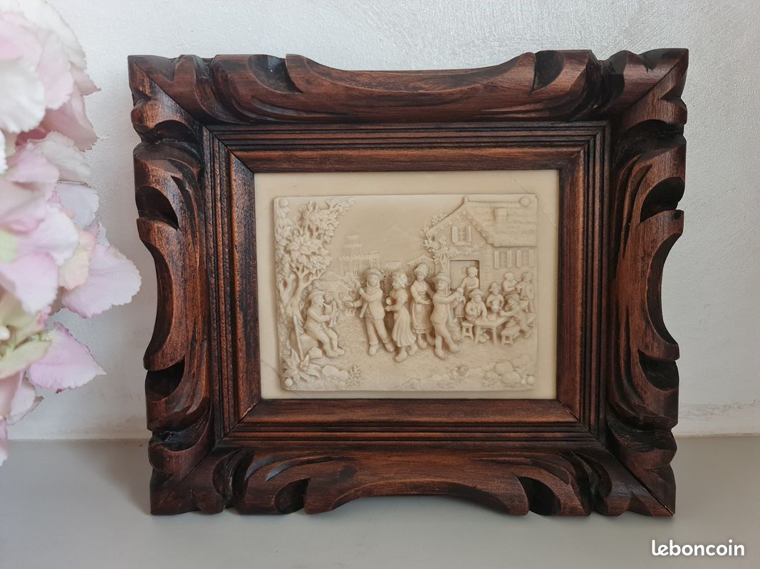 Tableau ancien, sculpture en bas-relief, représentant une scène pastorale de fête au village. Signé Becker 1899 (image 1)