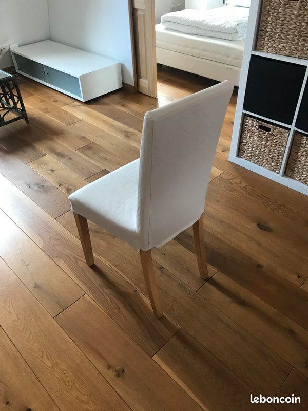 Chaises blanches (image 1)