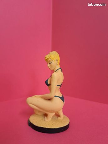La figurine en résine de la belle pin up Sylvia dessinée par Manara