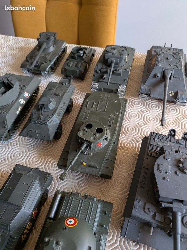 Lot De Véhicules Militaires Miniatures - Dinky Toys Et Solido - Échelle 1:43