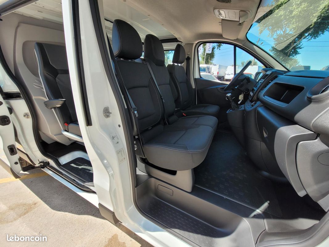 RENAULT TRAFIC L2H1 FOURGON 2.0 Blue DCI 120 GRAND CONFORT CABINE APPROFONDIE FIXE 06 PLACES comme NEUF avec HABILLAGE BOIS COMPLET / IMMATRICULÉ MAIS JAMAIS ROULÉ / 137 KMS ( Prix Vente 30 990 HT ) (image 11)