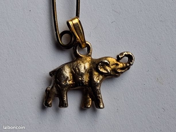 Ancien Petit Pendentif En Forme D'éléphant En Résine - Occasion Vintage