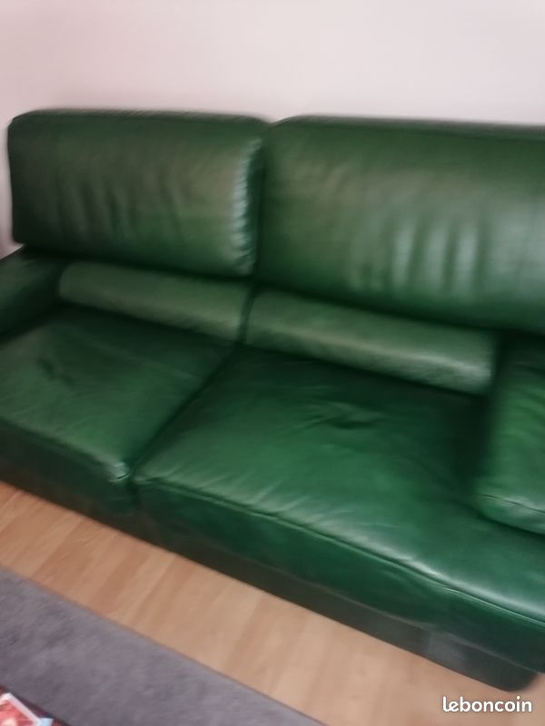 A vendre cause double emploi canapé et 2 fauteuils cuir vert bon etzt (image 1)