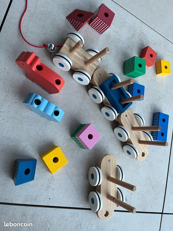 AMFUN Train En Bois Magnétique Avec Carte De Jeu – 11 Pièces Sur Le Thème Des Animaux – Dès 3 Ans