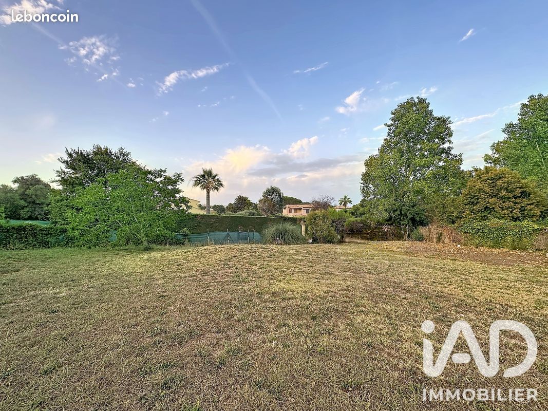 Terrain 1115 m² · à Antibes · 1 115 m² · 490 000 €