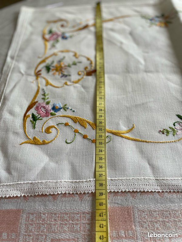 Napperon ancien brodé main fleurs - Lin blanc 56x38 c (image 3)
