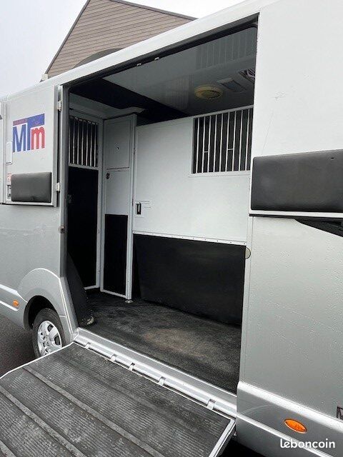 Camion chevaux Renault – 2 places – TVA récupérable – Prix HT (si vente pro avec TVA) (image 2)