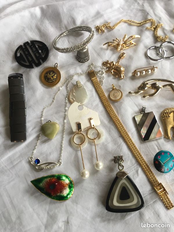 Assortiment de bijoux vintage, collier, boucle d'oreille, broche