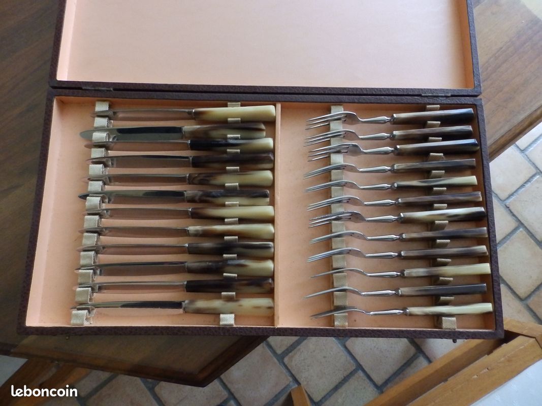 ART DECO SERVICE A Decouper Lame Inox Manche Metal Argente Ecrin £25.52